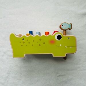 Alligator Pounding Bench by Gigglescape